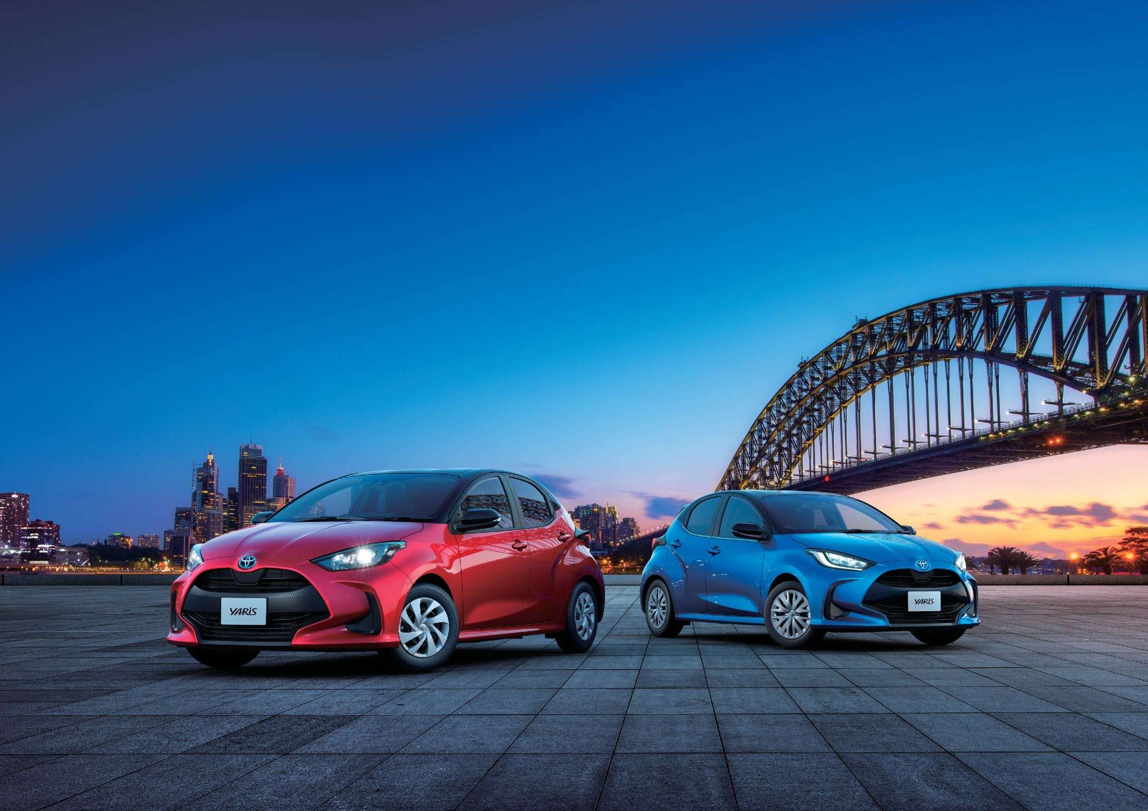 ［左］HYBRID G（2WD）