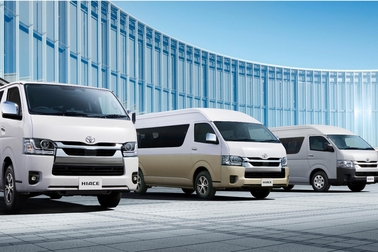 （左）：VAN・2WD・2800ディーゼル・標準ボディ・スーパーGL